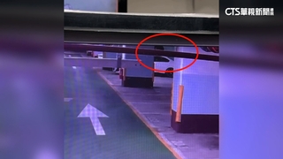 男詭爬車「踩凹板金」留鞋印　車主稱未結怨怒告