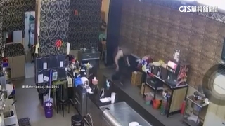 鐵板燒業者急迎客「褲滑落跌倒」　客嚇跑.還回頭拍照