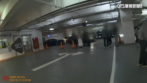 【台語新聞】逾50輛車深夜地下室車聚挨轟 警持槍警戒控場