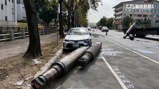 聯結車「載5根共40噸鋼軸」急剎全掉　波及路邊車