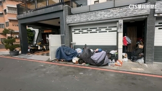 婦狂拾雜物堆成山　民宿生意受影響.鄰居喊苦