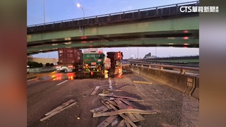 國1仁德段聯結車、油罐車追撞　汽油狂漏幸未引發火警