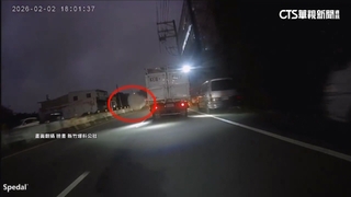 騎半路天外飛來垃圾　疑回收車未固定好險釀禍