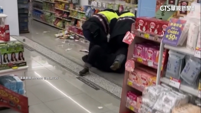 脫序男持安全帽與超商店員爭執　再闖藥妝店猛砸 | 華視新聞