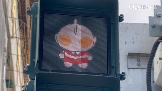 高雄全城應援！　公車、輪船、路燈都有「超人力霸王」