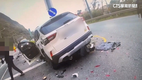 【台語新聞】蘇花改自撞! 休旅車「引擎噴飛」 擦撞30人遊覽車