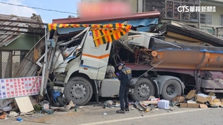 閃避迴轉貨車失控！　砂石車「轟炸式」撞爛早午餐店2傷