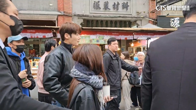 年貨大街韓星駕到！　崔振赫開心品嘗麻荖狂喊好吃