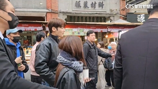 年貨大街韓星駕到！　崔振赫開心品嘗麻荖狂喊好吃