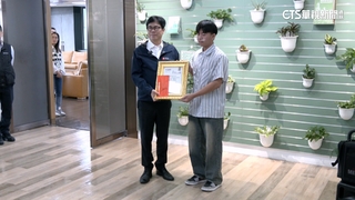 救老夫婦遭嫌毆打！　男大生獲市長表揚　父母：兒是驕傲