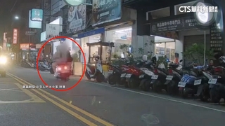 走車道邊「一回頭」遭撞　騎士摔飛.行人眼角掛彩