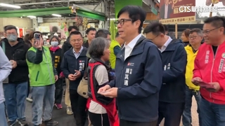 視察春節果菜供需　陳其邁清晨巡訪市場、送發財金