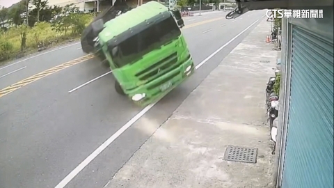 【台語新聞】驚悚! 曳引車高速翻覆撞透天厝 駕駛噴飛重創亡