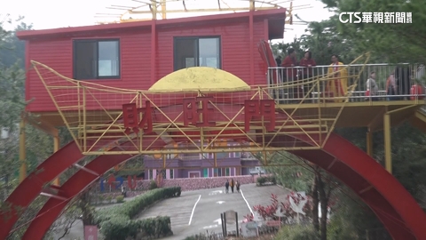 【台語新聞】百元鈔當壁紙! 「半空中」迷你財神爺廟吸睛