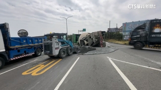 屏東預拌混凝土車轉彎翻覆　混凝土灑滿路面忙清理