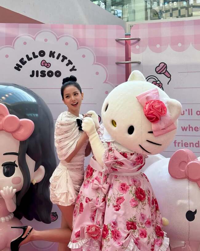 JISOO聯名Hello Kitty快閃店開幕延期！　官方道歉保證「優先入場資格不變」 | 華視新聞