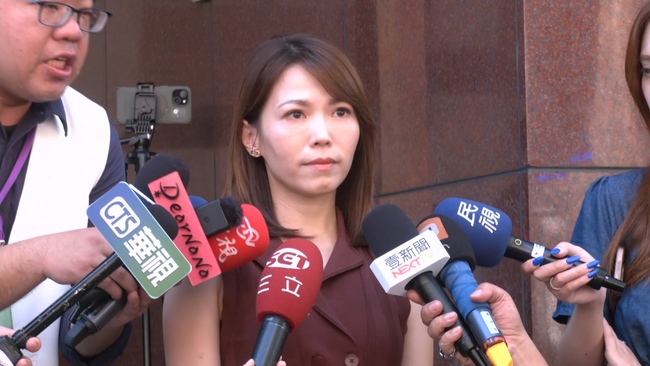 被鍾佳濱點名「板凳球員」上場代李貞秀　陳智菡嗆：貴黨團很閒？ | 華視新聞