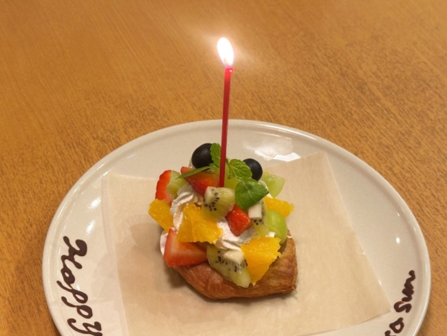 網瘋拍「含麵粉吹蠟燭慶生」製造火焰效果　大票人怒了：忘記八仙塵爆？ | 華視新聞