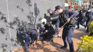 隨機攻擊演習太逼真？　警.民幫忙壓制「歹徒」害擦挫傷