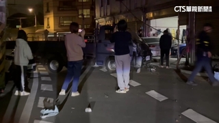 恍神？小貨車掃倒8機車　再撞燈桿.民宅門口轎車