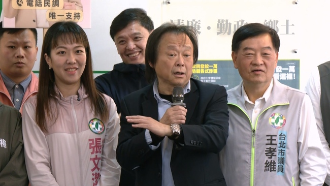 陪同綠議員登記初選成「北市母雞」？　王世堅：我是雄性、不是母雞 | 華視新聞