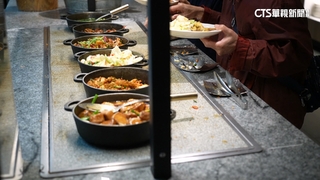 吃到飽自由？尾牙抽中365張餐券　發文者：開心還難過？