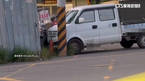 【台語新聞】疑沒拉手剎車「貨車滑行撞攤位」 嬤急閃被割傷