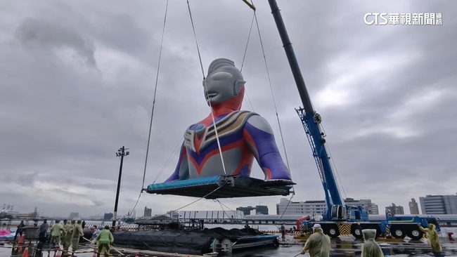 風雨無阻！　高雄港邊聚集民眾　等待「超人」就定位 | 華視新聞