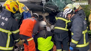 曳引車暴衝逆撞休旅車　一家四口卡2小時脫困