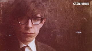 艾普斯坦案再爆　已故英物理學家霍金也登島！