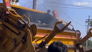 疑打火機.電池惹禍！　垃圾車冒火煙所幸即時撲滅