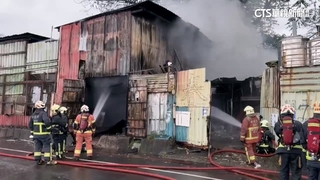 板橋鐵皮廠凌晨惡火！　建物陷入火海　濃煙直竄天際