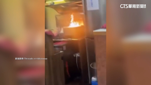 網咖火警!直擊廚房「冒火球」 民眾急拿滅火器搶救