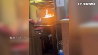 網咖火警！直擊廚房「冒火球」　民眾急拿滅火器搶救