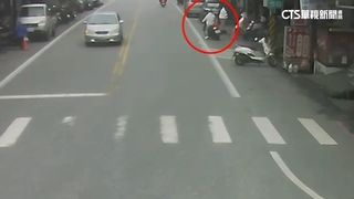 糊塗父停機車沒熄火　11歲女誤催油門暴衝撞雞排攤