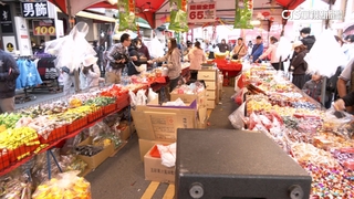 業者控搶年貨大街攤位遇「租金詐騙」　收租人疑捲款神隱