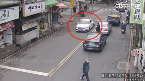 通緝犯遇臨檢假意配合 再猛踩油門逃逸撞傷騎士