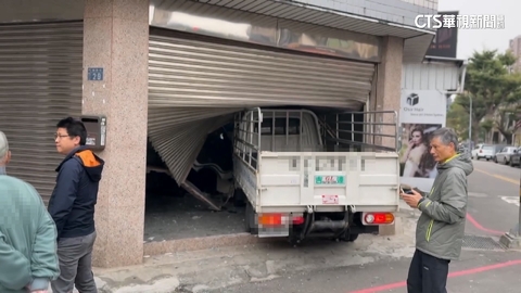 貨車撞民宅!衝破鐵門家具亂一團 揪酒駕肇禍