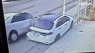 疑疲勞駕駛車速過快　轎車衝撞路邊車翻覆