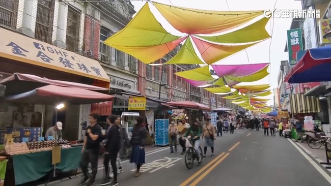 旗山老街人潮湧現　搭「力霸王」風潮　推造型點心搶商機