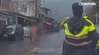 心情欠佳喝到失控！　男持利器街頭揮舞.咆哮　嚇壞民眾