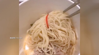 點外送驚見「麵線捆橡皮筋」！　「雙月」道歉宣布：該品項暫時停售