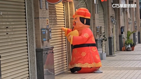 【台語新聞】新竹彩券行鐵門外「財神狂敲門」! 網笑:強迫發財