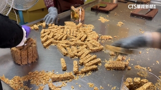 年節將至！　鳳山手工花生糖夯　民眾不畏低溫排隊搶買