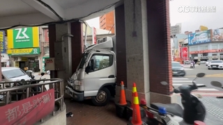 迎面衝撞派出所！　貨車卡梁柱間　駕駛疑恍神釀禍