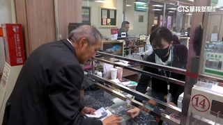 年節將至！民眾透早抱20萬排隊　銀行湧現換新鈔人龍