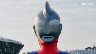 超人力霸王不敵強風！　網友笑：冷到「手抖」.頭歪是「打瞌睡」