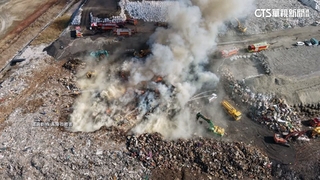 台南掩埋場又燒！　空拍畫面曝光　怪手開挖全是煙