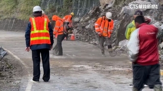 烏來台9甲線落石阻路　工務段搶通中幸無人傷