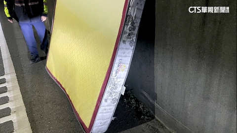 路中央赫見床墊 送報生騎機車撞上噴飛.肋骨斷3根